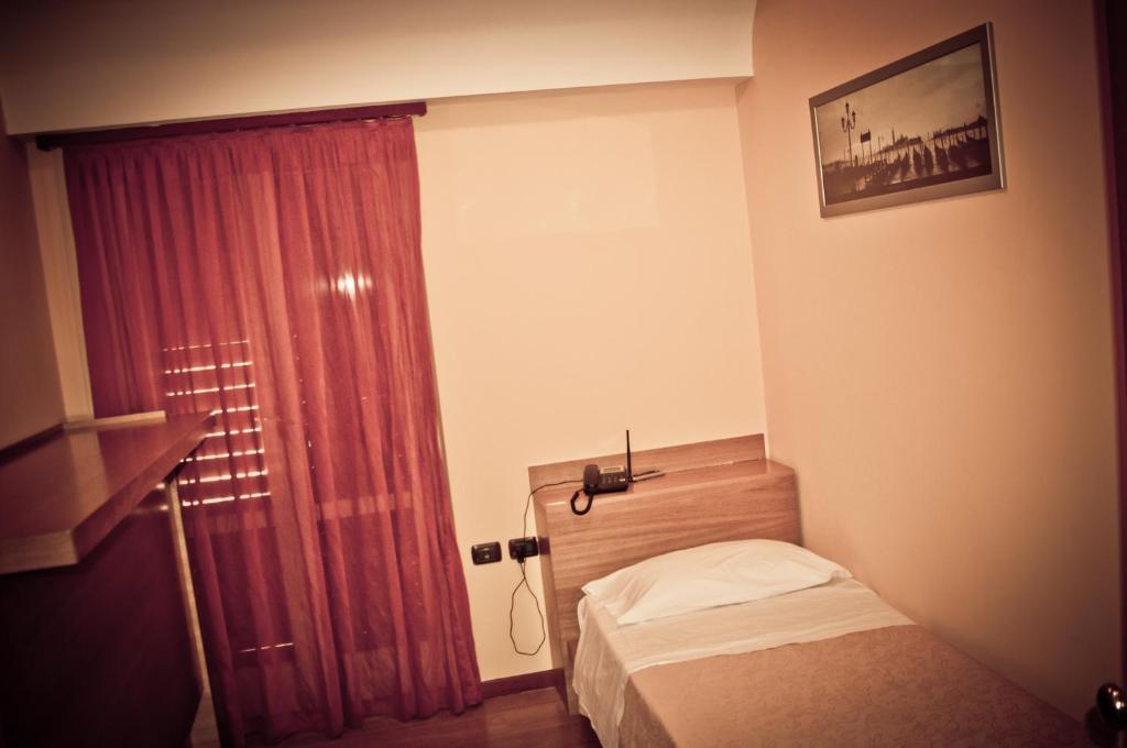 Aerhotel Phelipe SantʼEufemia Lamezia Zimmer foto